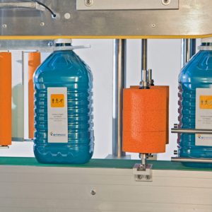 Wasserkanister belabelt