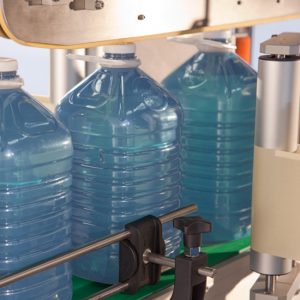 Wasserkanister werden von der Seite etikettiert