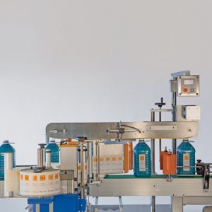 Kanister bei der Seiten-Etikettierung