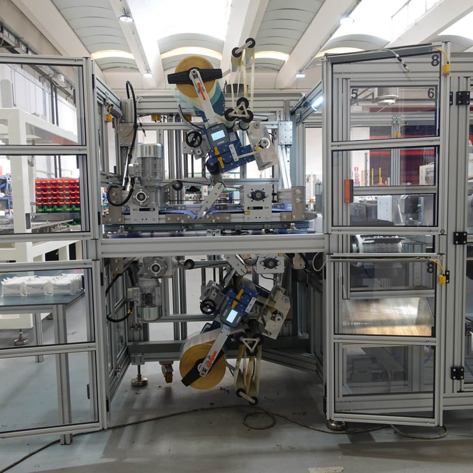 Multipack Etikettiermaschine von der Seite - bema Etikettiertechnik GmbH