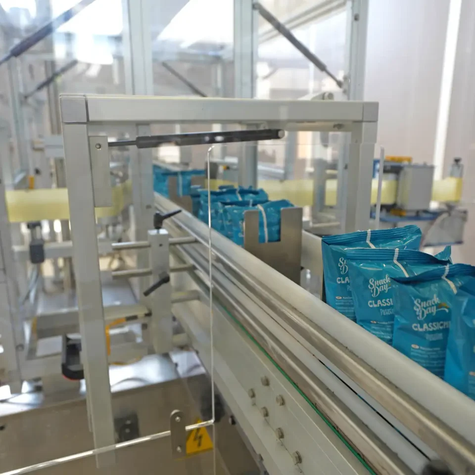 automatisches Labeling von Chipstüten - bema Etikettiertechnik GmbH